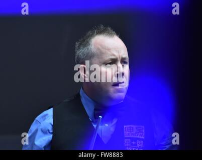 Beijing, Chine. 1er avril 2016. John Higgins, de l'Ecosse réagit lors du match contre Noppon Saengkham de Thaïlande à l'Open de Chine de Snooker mondiale de 2016 à Beijing, capitale de Chine, le 1er avril 2016. Crédit : Li Wen/Xinhua/Alamy Live News Banque D'Images