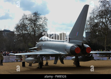 Horse Guards, Londres, Royaume-Uni. 1er avril 2016. Un typhon jet au-dessus. 98e anniversaire de la RAF sur fly-by Horse Guards. © Matthieu Chatt Banque D'Images