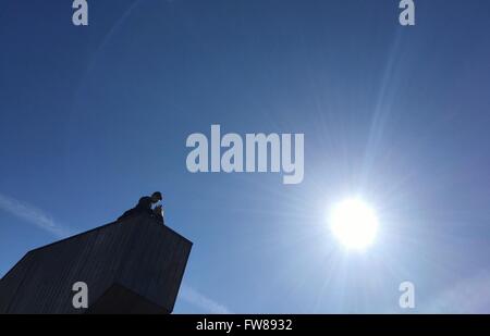 Berlin, Allemagne. 1er avril 2016. Les personnes bénéficiant du soleil à Gleisdreieck park à Berlin, Allemagne, 1 avril 2016. PHOTO : KAY NIETFELD/dpa/Alamy Live News Banque D'Images