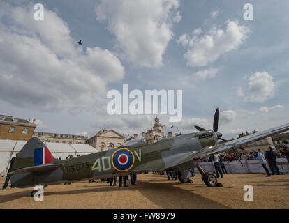 Horse Guards Parade, Londres, Royaume-Uni. 1er avril 2016. Un moderne-jour Eurofighter Typhoon vole au-dessus de l'emblématique deuxième guerre mondiale chasseur Spitfire dans le centre de Londres à 15h00 pour célébrer la Campagne du Musée de la RAF à offrir aux membres du public la possibilité d'avoir leur nom écrit sur les ailes d'un RAF Flèches rouges Hawk Jet qui va voler à travers l'afficheur 2017 saison. Credit : Malcolm Park editorial / Alamy Live News. Banque D'Images