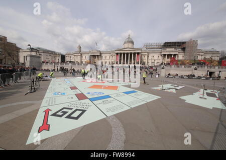 Londres, Royaume-Uni. 1er avril. Monopoly géant en cours d'installation à Trafalgar Square pour le Festival International des Jeux Crédit : Guy Josse/Alamy Live News Banque D'Images