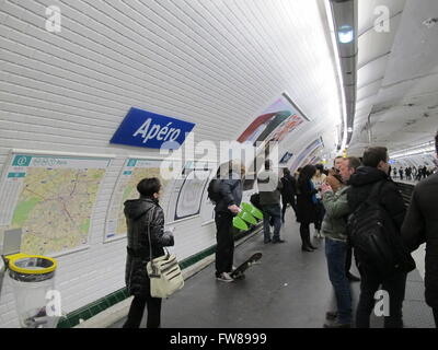 Paris, France. 1er avril 2016. Comme une farce du poisson d'avril, un faux panneau 'Apéro' est fixé à la station de métro 'Opera' à Paris, France, 1 avril 2016. L'opérateur de métro RATP renommé 13 stations et plus de nuit changé tous les deuxième signe dans les gares. Photo : Sabrina Hambloch/dpa/Alamy Live News Banque D'Images