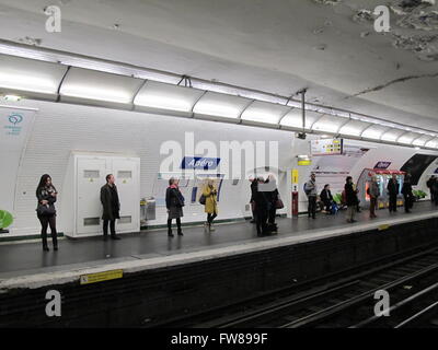 Paris, France. 1er avril 2016. Comme une farce du poisson d'avril, un faux panneau 'Apéro' est fixé à la station de métro 'Opera' à Paris, France, 1 avril 2016. L'opérateur de métro RATP renommé 13 stations et plus de nuit changé tous les deuxième signe dans les gares. Photo : Sabrina Hambloch/dpa/Alamy Live News Banque D'Images