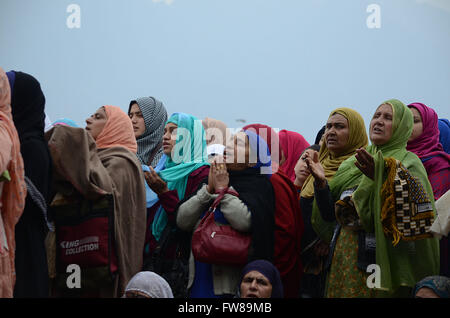 Srinagar, Inde. 01 avr, 2016. Les femmes musulmanes cachemire lever la main dans les prières que le prêtre principal (pas en photo) affiche la relique, que l'on croit être les cheveux de la barbe du Prophète Mohammad (saw), au cours de prières spéciales sur l'anniversaire de mort Abou Bakr Siddiq (RA), le premier calife de l'Islam, au lieu de culte Hazratbal dans la banlieue de Srinagar, la capitale d'été du Cachemire sous contrôle indien. © Faisal Khan/Pacific Press/Alamy Live News Banque D'Images