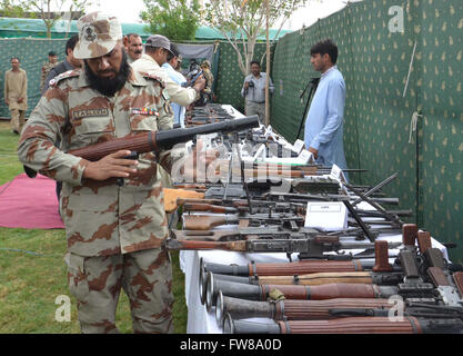 Saisie de munitions et des outils de guerre récupéré de mécréants durant la recherche de la paix dans différentes parties du Baloutchistan sont en cours de l'exposition en face de médias au cours de conférence de presse tenue au siège de F.C à Quetta le Vendredi, Avril 01, 2016. Banque D'Images