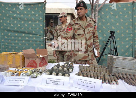 Saisie de munitions et des outils de guerre récupéré de mécréants durant la recherche de la paix dans différentes parties du Baloutchistan sont en cours de l'exposition en face de médias au cours de conférence de presse tenue au siège de F.C à Quetta le Vendredi, Avril 01, 2016. Banque D'Images