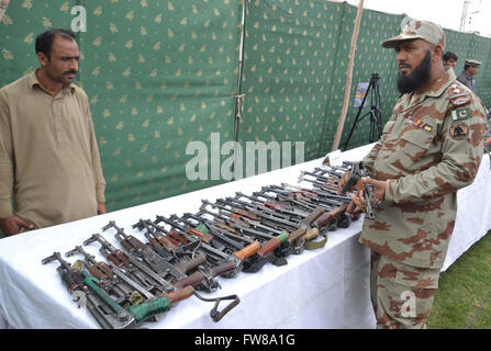 Saisie de munitions et des outils de guerre récupéré de mécréants durant la recherche de la paix dans différentes parties du Baloutchistan sont en cours de l'exposition en face de médias au cours de conférence de presse tenue au siège de F.C à Quetta le Vendredi, Avril 01, 2016. Banque D'Images