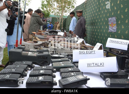 Saisie de munitions et des outils de guerre récupéré de mécréants durant la recherche de la paix dans différentes parties du Baloutchistan sont en cours de l'exposition en face de médias au cours de conférence de presse tenue au siège de F.C à Quetta le Vendredi, Avril 01, 2016. Banque D'Images