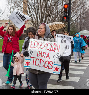 Chicago, Illinois, USA. 1er avril 2016. Les membres du syndicat des enseignants de Chicago ont organisé une grève d'une journée, exigeant une augmentation du financement pour les écoles publiques de la ville. Les enseignants ont été rejoints dans leur "journée d'action" par une coalition des travailleurs, d'étudiants et des groupes communautaires. Crédit : Jim West/Alamy Live News Banque D'Images