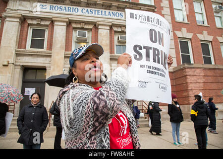 Chicago, Illinois, USA. 1er avril 2016. Les membres du syndicat des enseignants de Chicago ont organisé une grève d'une journée, exigeant une augmentation du financement pour les écoles publiques de la ville. Les enseignants ont été rejoints dans leur "journée d'action" par une coalition des travailleurs, d'étudiants et des groupes communautaires. Crédit : Jim West/Alamy Live News Banque D'Images