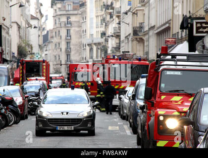 Paris. 1er avril 2016. Les pompiers travaillent à proximité de l'explosion à Paris, France le 1 avril 2016. Une énorme explosion de gaz détruit le dernier étage et le toit d'un immeuble résidentiel dans le centre de Paris, près du Jardin de Luxembourg Park, vendredi, blessant 17 personnes, les sauveteurs et la police a dit. © Zheng Bin/Xinhua/Alamy Live News Banque D'Images