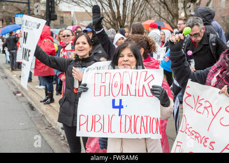 Chicago, Illinois, USA. 1er avril 2016. Les membres du syndicat des enseignants de Chicago ont organisé une grève d'une journée, exigeant une augmentation du financement pour les écoles publiques de la ville. Les enseignants ont été rejoints dans leur "journée d'action" par une coalition des travailleurs, d'étudiants et des groupes communautaires. Crédit : Jim West/Alamy Live News Banque D'Images