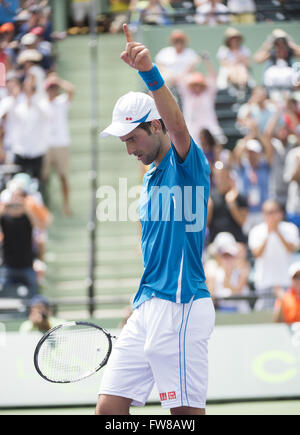 Key Biscayne, Floride, USA. 1er avril 2016. Key Biscayne, Floride - 01 avril : Novak Djokovic (SRB) points pour les fans pour les remercier de l'aider à gagner le premier set tie-break. Djokovic irait à l'encontre de David Goffin (BEL) 76(5) 64 au cours de cette demi-finales match à l'Open de Miami 2016 à Key Biscayne, Floride. Crédit : Andrew Patron/Zuma Wire Crédit : Andrew Patron/ZUMA/Alamy Fil Live News Banque D'Images