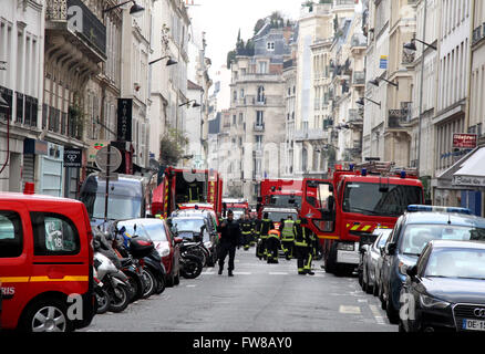 Paris. 1er avril 2016. Les pompiers travaillent à proximité de l'explosion à Paris, France le 1 avril 2016. Une énorme explosion de gaz détruit le dernier étage et le toit d'un immeuble résidentiel dans le centre de Paris, près du Jardin de Luxembourg Park, vendredi, blessant 17 personnes, les sauveteurs et la police a dit. Credit : Zheng Bin/Xinhua/Alamy Live News Banque D'Images