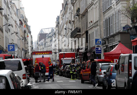 Paris. 1er avril 2016. Les pompiers travaillent à proximité de l'explosion à Paris, France le 1 avril 2016. Une énorme explosion de gaz détruit le dernier étage et le toit d'un immeuble résidentiel dans le centre de Paris, près du Jardin de Luxembourg Park, vendredi, blessant 17 personnes, les sauveteurs et la police a dit. Credit : Zheng Bin/Xinhua/Alamy Live News Banque D'Images