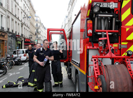 Paris. 1er avril 2016. Les pompiers sont vu près de l'explosion à Paris, France le 1 avril 2016. Une énorme explosion de gaz détruit le dernier étage et le toit d'un immeuble résidentiel dans le centre de Paris, près du Jardin de Luxembourg Park, vendredi, blessant 17 personnes, les sauveteurs et la police a dit. Credit : Zheng Bin/Xinhua/Alamy Live News Banque D'Images