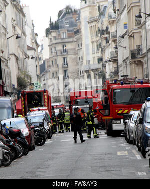 Paris. 1er avril 2016. Les pompiers travaillent à proximité de l'explosion à Paris, France le 1 avril 2016. Une énorme explosion de gaz détruit le dernier étage et le toit d'un immeuble résidentiel dans le centre de Paris, près du Jardin de Luxembourg Park, vendredi, blessant 17 personnes, les sauveteurs et la police a dit. Credit : Zheng Bin/Xinhua/Alamy Live News Banque D'Images