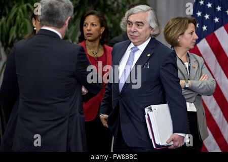 1 avril, 2016 - Washington, District of Columbia, United States of America - United States Secretary of Energy Ernest Moniz, centre, et Susan Rice, conseillère à la sécurité nationale des États-Unis, centre gauche, arriver à la P5 1 réunion multilatérale lors du Sommet sur la sécurité nucléaire à Washington, DC, États-Unis, le vendredi, 1 avril, 2016. Après une vague d'attaques terroristes de l'Europe à l'Afrique, le président américain Barack Obama se mobilise l'appui international au cours du sommet mondial pour un effort pour maintenir l'État islamique et des groupes similaires d'obtenir du matériel nucléaire et autres armes de destruction massive. Crédit : Andrew Ha Banque D'Images