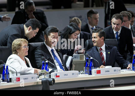 1 avril, 2016 - Washington, District de Columbia, États-Unis d'Amérique - Michelle Bachelet, la présidente du Chili, de gauche, Xi Jinping, le président de la Chine, et Enrique Peña Nieto, le président du Mexique, assister à une séance plénière d'ouverture intitulée ''National des actions visant à renforcer la sécurité nucléaire'' lors du Sommet sur la sécurité nucléaire à Washington, DC, États-Unis, le vendredi, 1 avril, 2016. Après une vague d'attaques terroristes de l'Europe à l'Afrique, le président américain, Barck Obama est de rallier le soutien international au cours du sommet mondial pour un effort pour maintenir l'État islamique et des groupes semblables de l'obtention de matières nucléaires et d'autres Banque D'Images