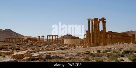 Palmyre. 1er avril 2016. Les architectures anciennes endommagées sont vus dans Palmyre de la Syrie centrale, le 1 avril 2016. La Syrie, l'ancienne ville de Palmyre a été reprise par les forces gouvernementales syriennes de l'État islamique des combattants. Cependant, la ville est pleine d'antiquités et d'architectures anciennes a subi au cours de la destruction est le contrôle. © Yang Zhen/Xinhua/Alamy Live News Banque D'Images