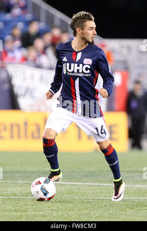 Foxborough, Massachusetts, USA. 1er avril 2016. New England Revolution en avant Diego Fagundez (14) en action lors d'un match entre le nouveau MLS Angleterre révolution et New York Red Bulls au Stade Gillette. La Nouvelle Angleterre a gagné 1-0. Anthony Nesmith/Cal Sport Media/Alamy Live News Banque D'Images