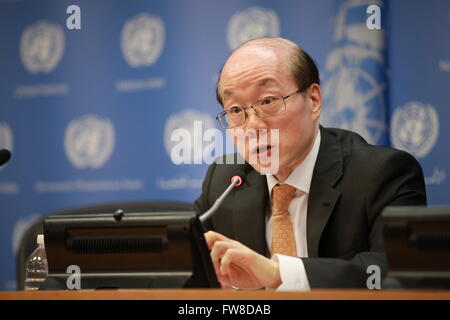 Organisation des Nations Unies. 1er avril 2016. Le Représentant permanent de la Chine auprès de l'Organisation des Nations Unies Liu Jieyi rencontre la presse au siège des Nations Unies à New York, 1 avril 2016. Chine Le vendredi a assumé la présidence tournante du Conseil de sécurité de l'ONU pour le mois d'avril. © Hu, chanson/Xinhua/Alamy Live News Banque D'Images