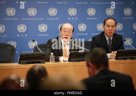 Organisation des Nations Unies. 1er avril 2016. Le Représentant permanent de la Chine auprès de l'Organisation des Nations Unies Liu Jieyi (C) traite de la presse au siège des Nations Unies à New York, 1 avril 2016. Chine Le vendredi a assumé la présidence tournante du Conseil de sécurité de l'ONU pour le mois d'avril. © Hu, chanson/Xinhua/Alamy Live News Banque D'Images