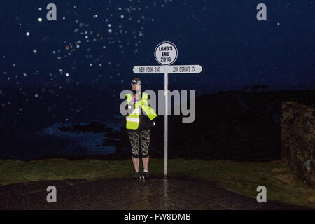 Lands End, Cornwall, UK. Le 02 avril 2016. Afirco Johnson de partir d'une des terres humides fin dans sa tentative d'établir le record du monde en tant que première femme à courir à partir de terres à John O'Groats et retour. Elle fait de l'exécution afin de recueillir des fonds pour la maladie mentale de bienfaisance. Afirco elle-même a reçu un diagnostic de trouble bipolaire en 2015. https://fiercemindevents.wordpress.com/ Crédit : Simon Maycock/Alamy Live News Banque D'Images