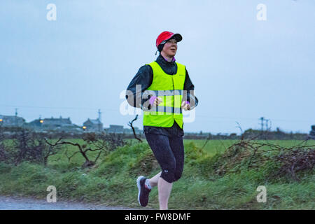 Lands End, Cornwall, UK. Le 02 avril 2016. Afirco Johnson de partir d'une des terres humides fin dans sa tentative d'établir le record du monde en tant que première femme à courir à partir de terres à John O'Groats et retour. Elle fait de l'exécution afin de recueillir des fonds pour la maladie mentale de bienfaisance. Afirco elle-même a reçu un diagnostic de trouble bipolaire en 2015. https://fiercemindevents.wordpress.com/ Crédit : Simon Maycock/Alamy Live News Banque D'Images