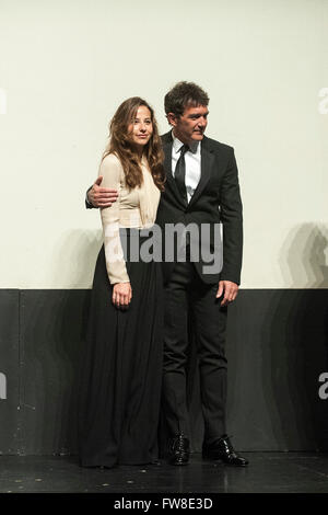 Santander, Espagne. 1er avril 2016. Antonio Banderas et Irene Escolar protagonistes du film lors de la première dans la chambre d'Altamira Argenta Santander Crédit : Joaquín Gómez Sastre/Alamy Live News Banque D'Images