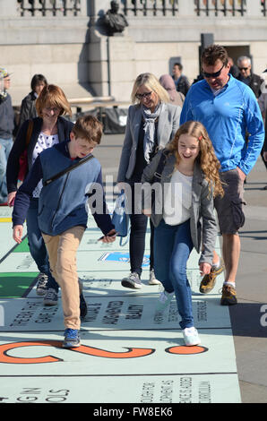 Grand conseil de monopole mis en place à Trafalgar Square dans le cadre du Festival des Jeux de Londres. La fonction jouer de la carte en utilisant un téléphone mobile app. Personnes jouant Banque D'Images