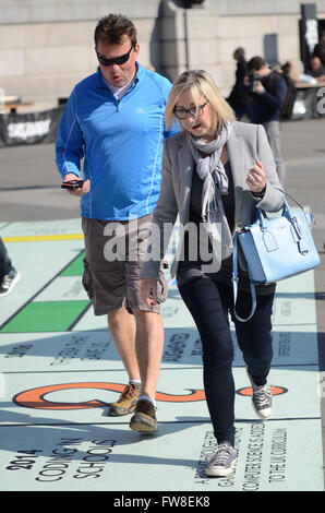 Grand conseil de monopole mis en place à Trafalgar Square dans le cadre du Festival des Jeux de Londres. La fonction jouer de la carte en utilisant un téléphone mobile app. Personnes jouant Banque D'Images