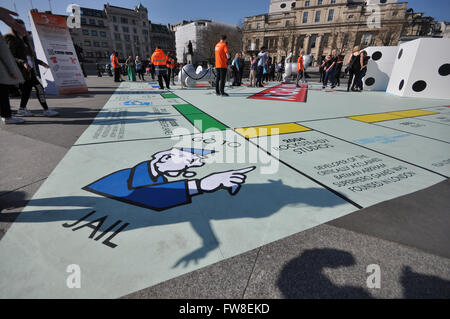 Grand conseil de monopole mis en place à Trafalgar Square dans le cadre du Festival des Jeux de Londres. La fonction jouer de la carte en utilisant un téléphone mobile app. Personnes jouant Banque D'Images