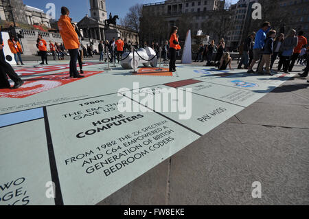 Grand conseil de monopole mis en place à Trafalgar Square dans le cadre du Festival des Jeux de Londres. La fonction jouer de la carte en utilisant un téléphone mobile app. Personnes jouant Banque D'Images