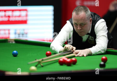 Beijing, Chine. 2ème apr 2016. John Higgins, de l'Angleterre est en compétition lors du match contre son compatriote Ricky Walden à l'Open de Chine de Snooker 2016 World à Beijing, capitale de Chine, le 2 avril 2016. Credit : Bai Xuefei/Xinhua/Alamy Live News Banque D'Images