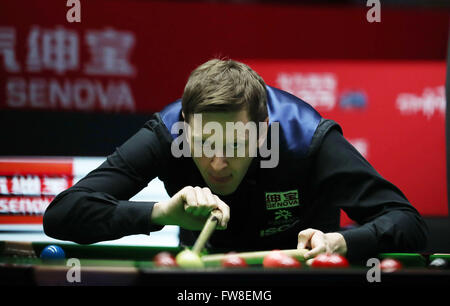 Beijing, Chine. 2ème apr 2016. Ricky Walden d'Angleterre est en compétition lors du match contre son compatriote John Higgins à l'Open de Chine de Snooker mondiale de 2016 à Beijing, capitale de Chine, le 2 avril 2016. Credit : Bai Xuefei/Xinhua/Alamy Live News Banque D'Images