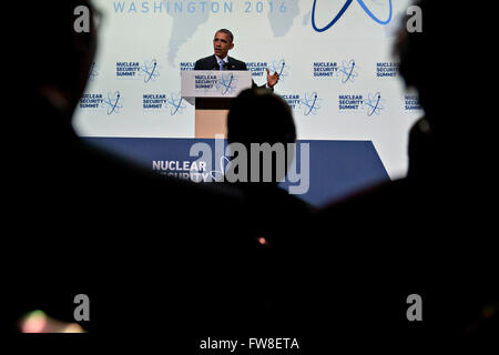 Washington, DC, USA. 1er avril 2016. Le président des États-Unis Barack Obama prend la parole lors d'une conférence de presse lors du Sommet sur la sécurité nucléaire à Washington, DC, États-Unis, le vendredi, 1 avril, 2016. Après une vague d'attaques terroristes de l'Europe à l'Afrique, Obama se mobilise l'appui international au cours du sommet mondial pour un effort pour maintenir l'État islamique et des groupes similaires d'obtenir du matériel nucléaire et autres armes de destruction massive. Crédit : Andrew Harrer/Piscine via CNP - AUCUN FIL SERVICE - © dpa/Alamy Live News Banque D'Images