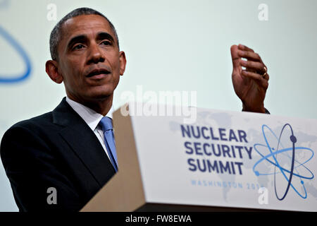 Washington, DC, USA. 1er avril 2016. Le président des États-Unis Barack Obama prend la parole lors d'une conférence de presse lors du Sommet sur la sécurité nucléaire à Washington, DC, États-Unis, le vendredi, 1 avril, 2016. Après une vague d'attaques terroristes de l'Europe à l'Afrique, Obama se mobilise l'appui international au cours du sommet mondial pour un effort pour maintenir l'État islamique et des groupes similaires d'obtenir du matériel nucléaire et autres armes de destruction massive. Crédit : Andrew Harrer/Piscine via CNP - AUCUN FIL SERVICE - © dpa/Alamy Live News Banque D'Images