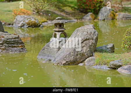 Jardin japonais, lanterne de pierre, Brandebourg, Allemagne Banque D'Images