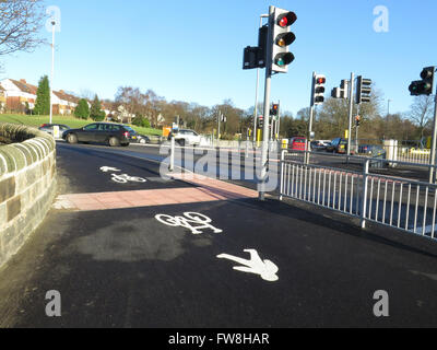 Voie cyclable et sentier du conjoint à un rond-point à Londres. Banque D'Images