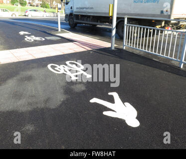 Voie cyclable et sentier du conjoint à un rond-point à Londres. Banque D'Images