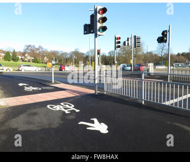 Voie cyclable et sentier du conjoint à un rond-point à Londres. Banque D'Images