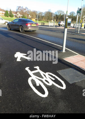 Voie cyclable et sentier du conjoint à un rond-point à Londres. Banque D'Images