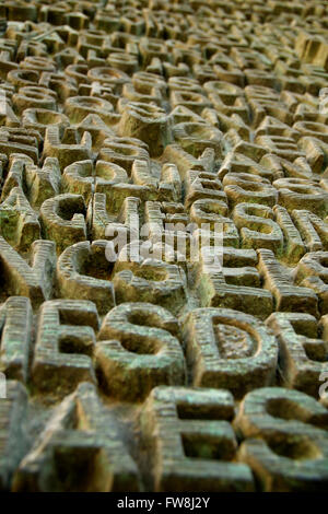 Mots de la Bible en langues différentes, ce qui est écrit ci-dessus Entrée de cathédrale Sagrada Familia Banque D'Images