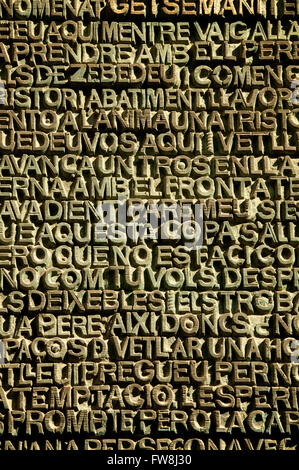 Mots de la Bible en langues différentes, ce qui est écrit ci-dessus Entrée de cathédrale Sagrada Familia Banque D'Images