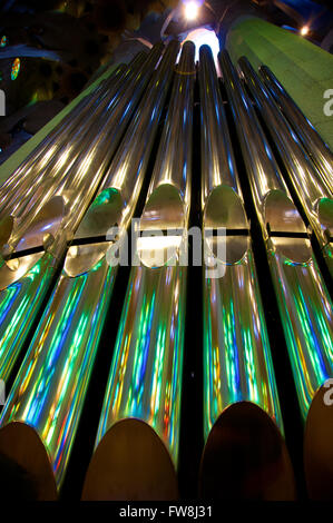 Un orgue dans l'église - close-up tuyaux d'orgue - vue latérale Banque D'Images