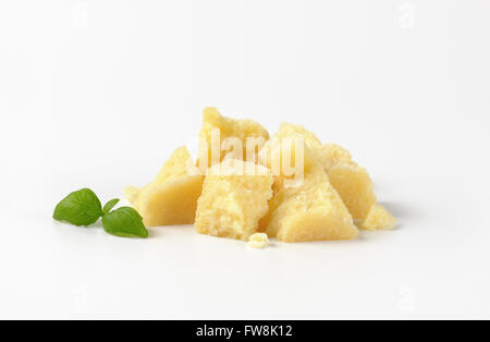 Morceaux de fromage parmesan frais sur fond blanc Banque D'Images