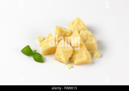 Morceaux de fromage parmesan frais sur fond blanc Banque D'Images