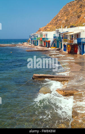 Village traditionnel de pêcheurs sur l'île de Milos, Grèce Banque D'Images