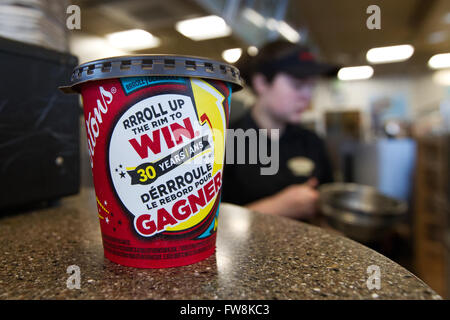 Tasses à café Tim Hortons à la boutique de café Tim Hortons à Napanee, en Ontario, le samedi 6 février 2016. Banque D'Images